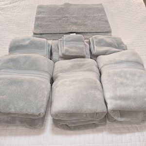 Pottery Barn Towel and Rug set. Porcelain Blue